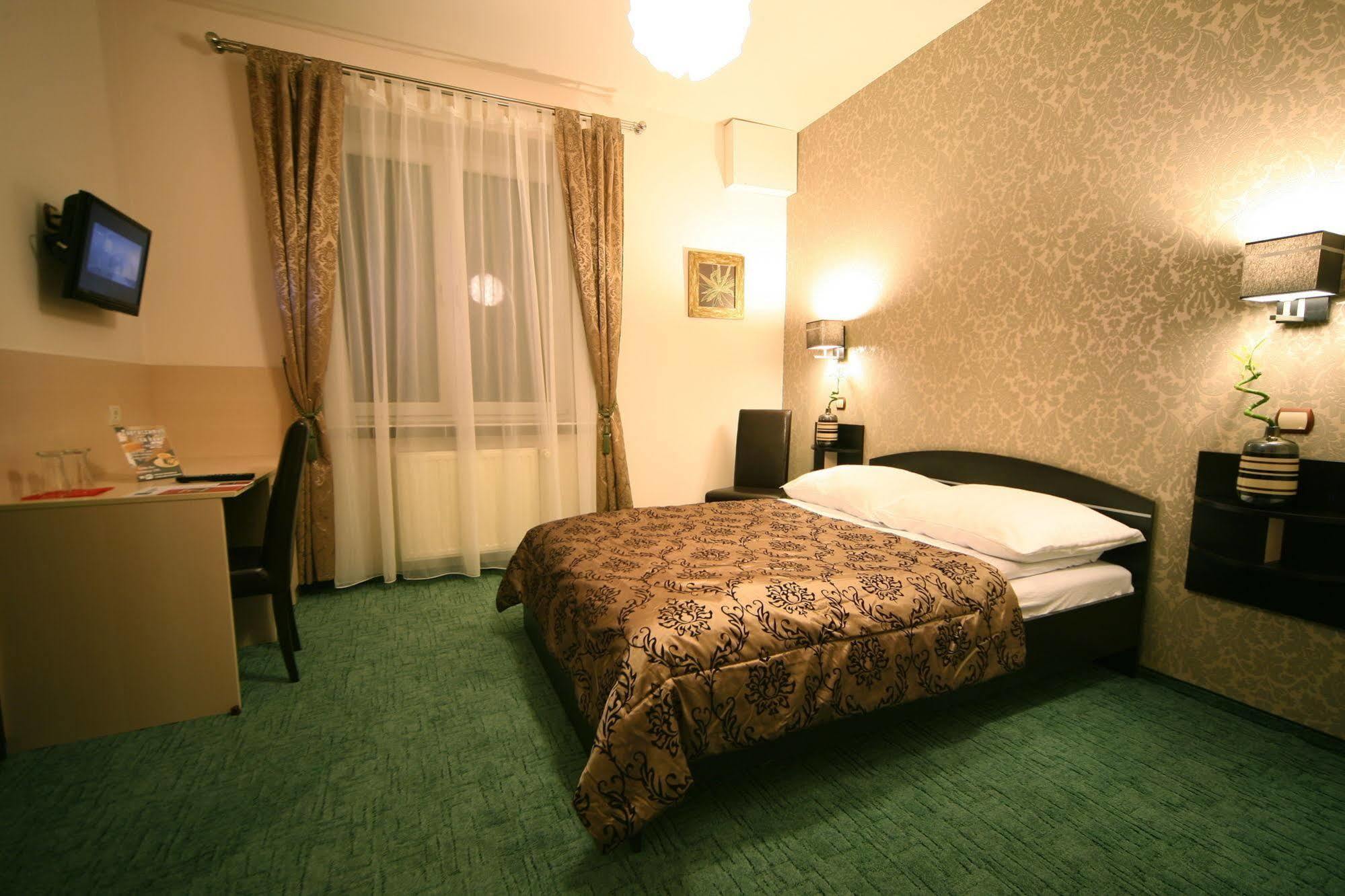 Hotel Seven 7 Kaliszki Kültér fotó